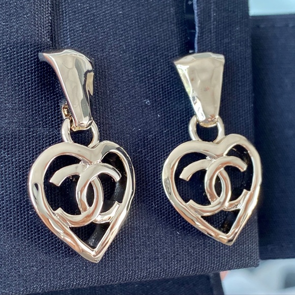 2022P CHANEL GOLD CC LOGO DANGLE HEART SHAPE STUD EARRINGS - Picture 7 of 12